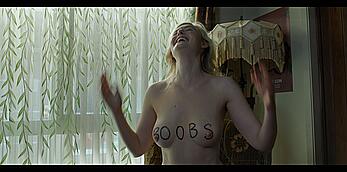 Actress - Elle Fanning: Movie - Margos Got Money Troubles